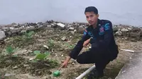 Petugas Rutan Siak saat menemukan bungkusan hijau yang berisi narkoba jenis sabu. (Liputan6.com/M Syukur)