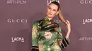 Model Victoria's Secret, Behati Prinsloo menghadiri acara karpet merah LACMA Art + Film Gala di Los Angeles, 4 November 2017. Istri vokalis Maroon 5, Adam Levine itu kini kembali hamil anak kedua. (Kevin Winter/Getty Images/AFP)