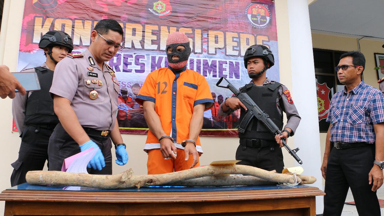 Tersangka kasus pembunuhan dengan korban ayah kandungnya, HE (34) terancam penjara 15 tahun. (Foto: Liputan6.com/Polres Kebumen/Muhamad Ridlo)