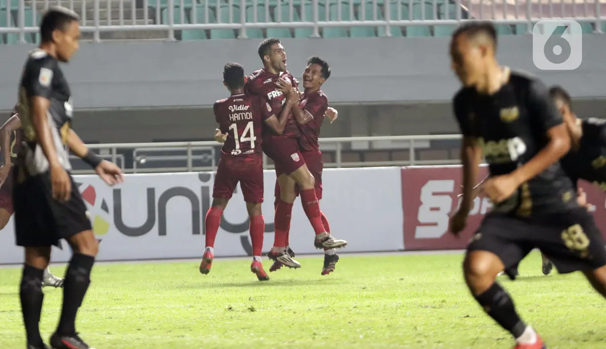 Pemain Persis Solo Fabiano Beltrame merayakan golnya di laga semifinal Liga 2 Indonesia 2021 melawan Martapura Dewa United di Stadion Pakansari, Bogor, Senin (27/12/2021). Persis Solo unggul 2-1 dan melaju ke final serta memastikan satu tempat promosi ke BRI Liga 1. (Liputan6.com/Helmi Fithriansyah)