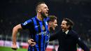 Pemain Inter Milan, Stefan de Vrij melakukan selebrasi setelah mencetak gol penyeimbang 1-1 ke gawang AC Milan dalam laga lanjutan Liga Italia 2024/2025 di San Siro, Milan, Italia, Senin (03/02/2025) WIB. (AFP/Piero Cruciatti)