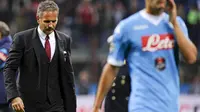 Pelatih AC Milan, Sinisa Mihajlovic (kiri) tertunduk lesu usai pertandingan melawan Napoli pada Lanjutan liga Italia di Stadion San Siro (4/10/2015). AC Milan Kalah telak atas Napoli dengan skor 0-4. (REUTERS/Giorgio Perottino)