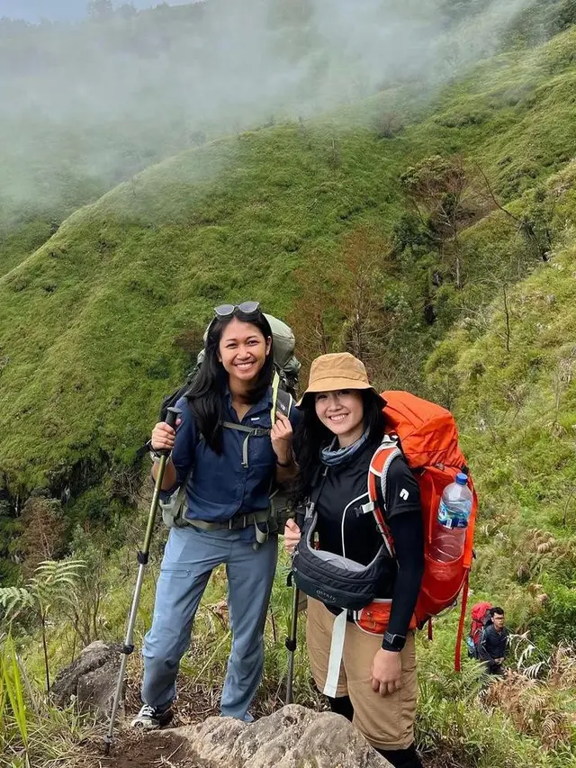 7 Gaya Sporty Febby Rastanty Saat Mendaki Gunung Merbabu, Tetap Cantik dan Stylish