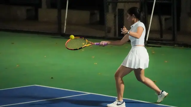 Coba Olahraga Baru, Ini 6 Potret Dian Sastro Saat Main Tenis Bersama Pelatih