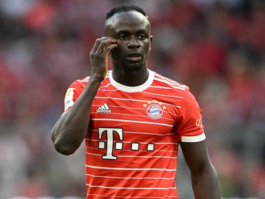 Sebagai salah satu tim elite di Eropa, Bayern Munchen kerap disinggahi para pemain haus gol dari musim ke musim. Tercatat ada beberapa pemain yang mampu tampil tajam dengan mencetak banyak gol bersama Bayern Munchen di musim pertamanya. Musim 2022/2023 ini Munchen kedatangan Sadio Mane yang sebelumnya berseragam Liverpool untuk menggantikan peran Robert Lewandowski yang hijrah ke Barcelona. Mampukah Mane yang kini sudah mengemas 5 gol dari 9 laga bergabung dengan deretan 5 pemain berikut yang mampu mencetak banyak gol di musim pertamanya? (AFP/Christof Stache)