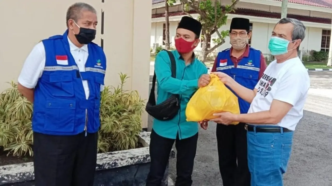 Gubernur Riau Syamsuar memberikan sembako kepada mahasiwa luar daerah yang masih bertahan di Pekanbaru.