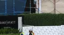 Pekerja memasang dinding di salah satu bangunan di Jakarta, Selasa (15/1). Pemerintah mengajak seluruh pengusaha, serikat pekerja, pekerja dan masyarakat untuk terus meningkatkan kesadaran pentingnya K3. (Liputan6.com/Angga Yuniar)