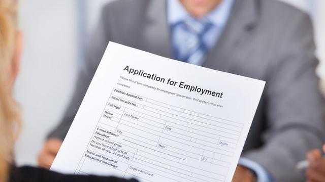 Ilustrasi surat lamaran kerja. ©Shutterstock.com/Andrey_Popov