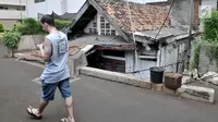 Cerita tentang Rumah Usang yang Terjepit Apartemen di Ibu Kota