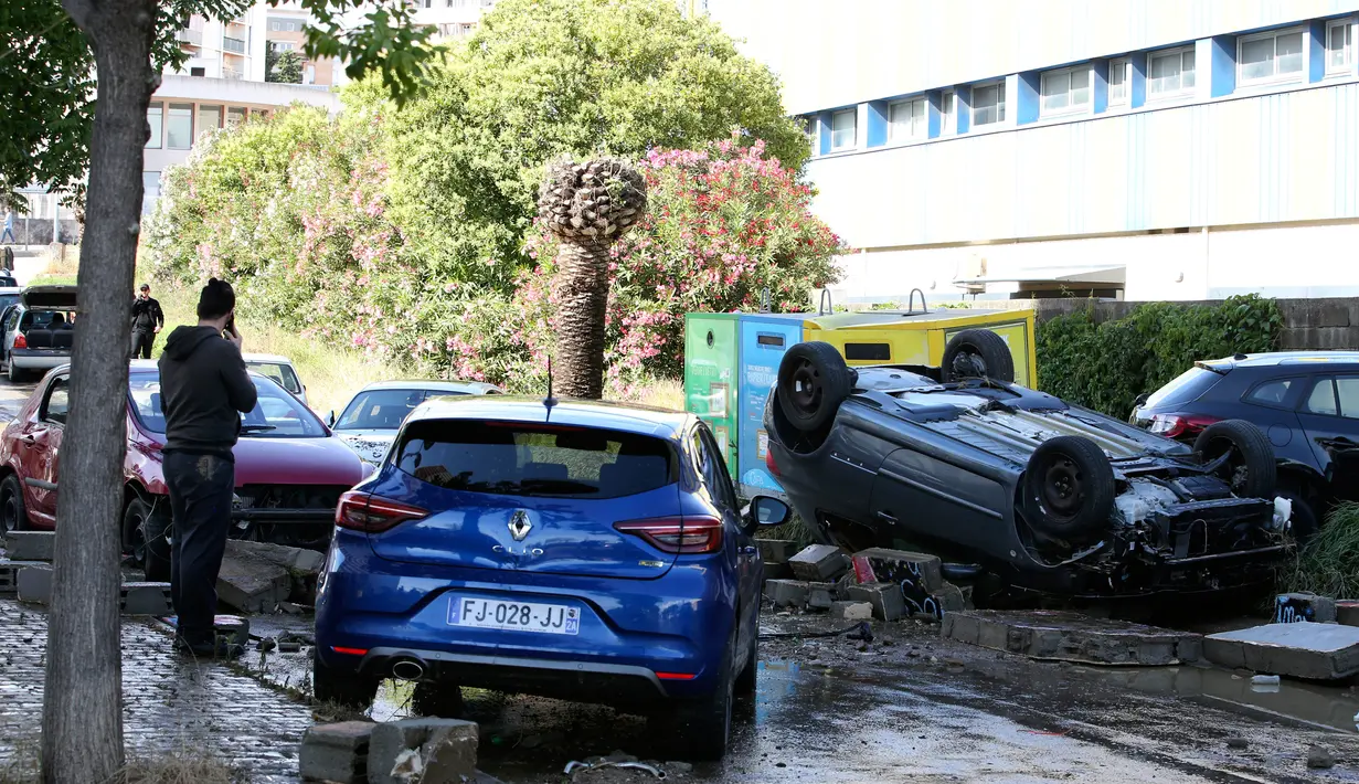 Sejumlah mobil yang tersapu akibat banjir yang melanda Kota Ajaccio di Prancis (11/6/2020). Bencana tersebut mengakibatkan sekitar 200 orang terpaksa mengungsi ke tempat aman setelah banjir bandang memporak-porandakan Kota Ajaccio. (AFP/Pascal POCHARD-CASABIANCA)