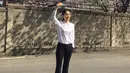 Menggunakan kemeja putih polos dengan celana kain hitam membuat penampilannya terlihat cukup formal. Namun, cara berpakaian wanita pemeran Kim So Yong di drama Korea Selatan Mr.Queen ini membuatnya terlihat cukup santai. (Liputan6.com/IG/@shinhs831)