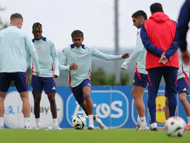 Pemain muda Spanyol #19 Lamine Yamal (tengah) bersama rekan satu timnya menghadiri sesi Latihan menjelang perempat final Euro 2024 di base camp tim di Donaueschingen, Kamis (4/7/2024). (LLUIS GENE / AFP)