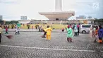 Petugas kebersihan membersihkan sisa sampah usai perayaan Tahun Baru 2019 di Monas, Jakarta, Selasa (1/1). Total sampah di DKI Jakarta saat perayaan Tahun Baru 2019 berkurang dari tahun lalu. (Liputan6.com/Faizal Fanani)