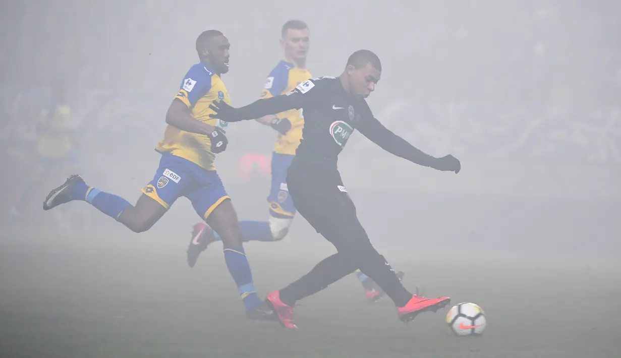 Aksi pemain PSG, Kylian Mbappe melepaskan tembakan ke gawang Sochaux pada laga Piala Prancis di  Auguste Bonal stadium, Sochaux, (6/2/2018). PSG menang 4-1. (AFP/Patrick Hertzog)