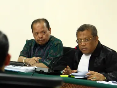 Terdakwa kasus suap Kementerian ESDM dan SKK Migas Sutan Bhatoegana (tengah) mengikuti sidang lanjutan di Pengadilan Tipikor, Jakarta, Kamis (18/6/2015). Sidang beragendakan mendengar keterangan saksi ahli. (Liputan6.com/Helmi Afandi)
