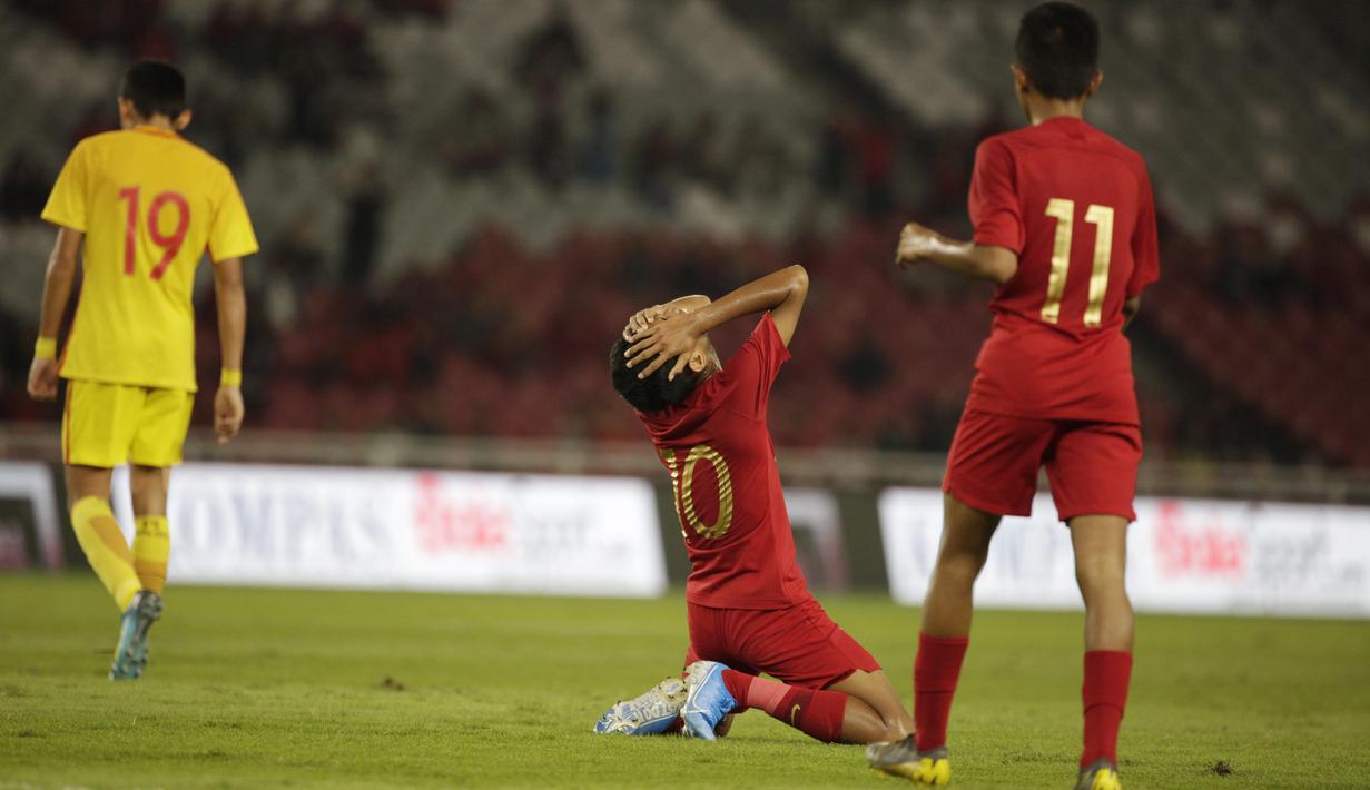 Gelandang Timnas Indonesia U-16, Marselino Ferdinan, tampak kecewa saat melawan China pada Kualifikasi Piala AFC U-16 2020 di SUGBK, Jakarta, Minggu (22/9). Kedua negara bermain imbang 0-0. (Bola.com/Vitalis Yogi Trisna)