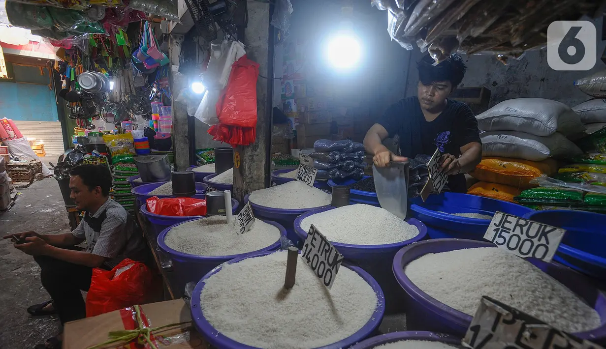 Hari ini, Senin (18/12/2023), Badan Pangan Nasional atau Bapanas mencatat harga-harga sejumlah bahan pokok  menjelang Natal Tahun Baru masih melonjak. (merdeka.com/Arie Basuki)