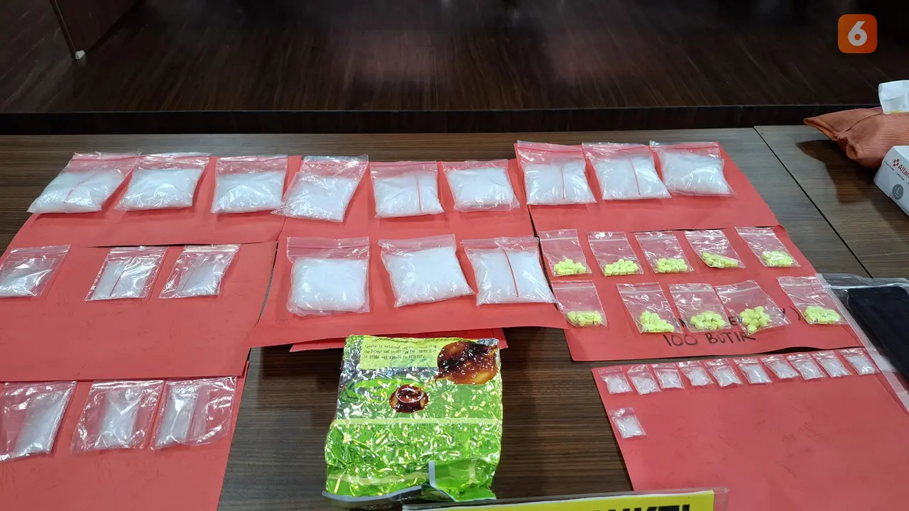 Barang bukti sabu seberat 2,2 kilogram dan 100 butir pil ekstasi berhasil diamankan polisi di sebuah indekos yang dijadikan gudang penyimpanan narkoba di Bandar Lampung. Foto : (Liputan6.com/Ardi).