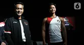 Chef de Mission Kontingen Indonesia, Anindya Bakrie (kiri) bersama atlet renang Joe Aditya (kanan) berpose menggunakan jersey Tim Indonesia untuk Olimpiade Paris 2024 di Jakarta, Kamis (4/7/2024). (Liputan6.com/Herman Zakharia)