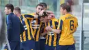 Pemain Verona,  Luca Siligardi (2kanan), merayakan golnya ke gawang AC Milan bersama rekan-rekannya pada lanjutan Liga Italia Seire A pekan ke-35 di Stadio Marc'Antonio Bentegodi, Senin (25/4/2016) malam WIB. (EPA/Filipo Venezia)