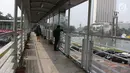 Pejalan kaki melintas di jembatan penyeberangan orang (JPO) di Bundaran HI, Jakarta, Selasa (24/7). Pemprov DKI berencana merobohkan JPO tersebut karena menghalangi pandangan ke Patung Selamat Datang. (Liputan6.com/Arya Manggala)