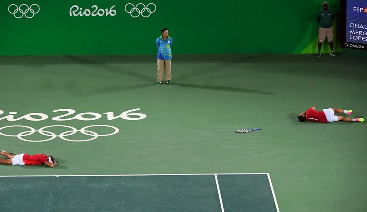  Ekspresi petenis Spanyol, Rafael Nadal dan Marc Lopez setelah memenangi medali emas tenis ganda putra Olimpiade Rio 2016 di Olympic Tennis Centre, Rio de Janeiro, Brasil, (12/8/2016). (Reuters/Toby Melville)