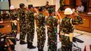 Empat personel Tentara Nasional Indonesia (TNI) yang dituduh menyiram air keras saat memberi hormat kepada seorang aktivis Hak Asasi Manusia (HAM) saat menghadiri sidang pembacaan putusan di Pengadilan Militer II-08, Jakarta pada Rabu 10 Juni 2026. (Yasuyoshi Chiba/AFP)