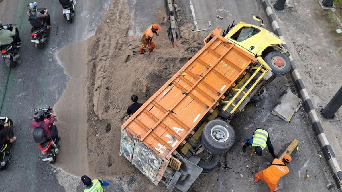 Truk Pasir Terguling di Gatot Subroto Gara-gara Sopir Ngantuk, Muatan Tumpah ke Jalan