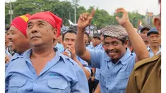 Ribuan sopir taksi berunjuka rasa menolak keberadaan transportasi berbasis aplikasi online. Mereka mengaku pendapatan mereka menjadi menurun, sejak berbagai angkutan online beroperasi