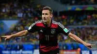 Siapa pun bakal setuju jika Jerman menjadi salah satu negara di Eropa dengan sejarah sepak bola yang kental dan mampu menunjukkan tajinya di level internasional. Hal ini tak lain karena Jerman, yang sebelum 1990 bernama Jerman Barat banyak melahirkan pemain-pemain terbaik dalam perjalanannya hingga menjadi legenda. Seperti 7 pemain berikut yang menjadi daftar pemain terbaik Jerman sepanjang masa. (AFP/Adrian Dennis)