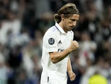 Gelandang Real Madrid, Luka Modric melakukan selebrasi setelah mencetak gol pertama timnya ke gawang Celtic pada pertandingan lanjutan Grup F Liga Champions di stadion Santiago Bernabeu di Madrid, Spanyol, Kamis (3/11/2022). Real Madrid menang telak atas Celtic dengan skor 5-1. (AP Photo/Manu Fernandez)