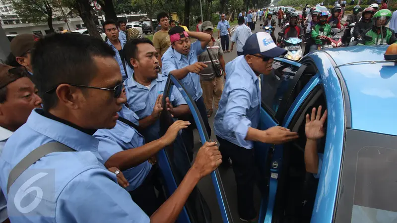 20160314-Sopir Taksi Lakukan Sweeping dan Turunkan Paksa Penumpang-Jakarta