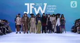 Sejumlah model usai memeragakan busana dalam pembukaan Jakarta Fashion Week (JFW) 2025 di Pondok Indah Mall 3, Jakarta, Senin (21/10/2024). (Liputan6.com/Angga Yuniar)