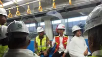 Presiden RI Joko Widodo menaiki LRT Palembang yang akan digunakan untuk angkutan massal Asian Games 2018 di Palembang (Liputan6.com / Nefri Inge)
