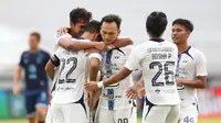 Papan skor kembali berubah pada menit ke-31. Rachmat Hidayat (tengah) berhasil mencetak gol kedua untuk PSIS Semarang. Ia berhasil memanfaatkan umpan dari Hari Nur Yulianto yang melakukan penetrasi di dalam kotak penalti. (Bola.com/M Iqbal Ichsan)