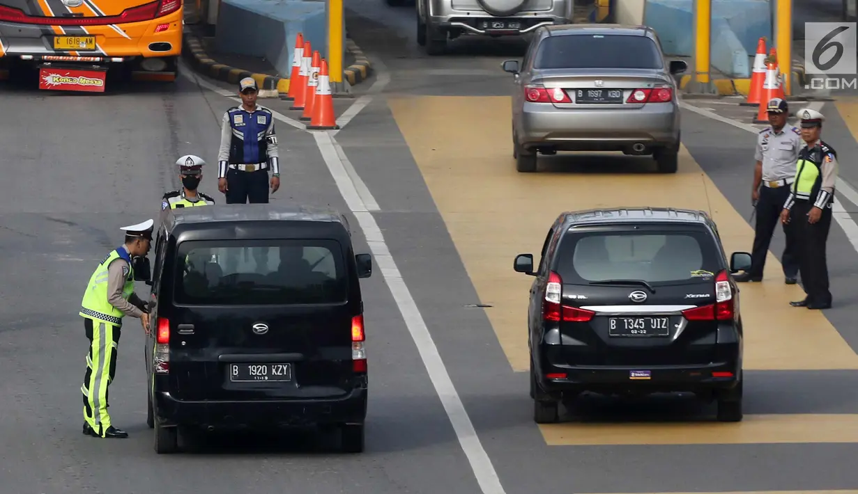 Petugas berbincang dengan pengendara mobil berplat genap di Gerbang Tol Bekasi Barat 1, Bekasi, Jawa Barat, Selasa (13/3). Hari kedua penerapan ganjil genap, masih banyak kendaraan berputar balik di gerbang tol tersebut. (Liputan6.com/Arya Manggala)