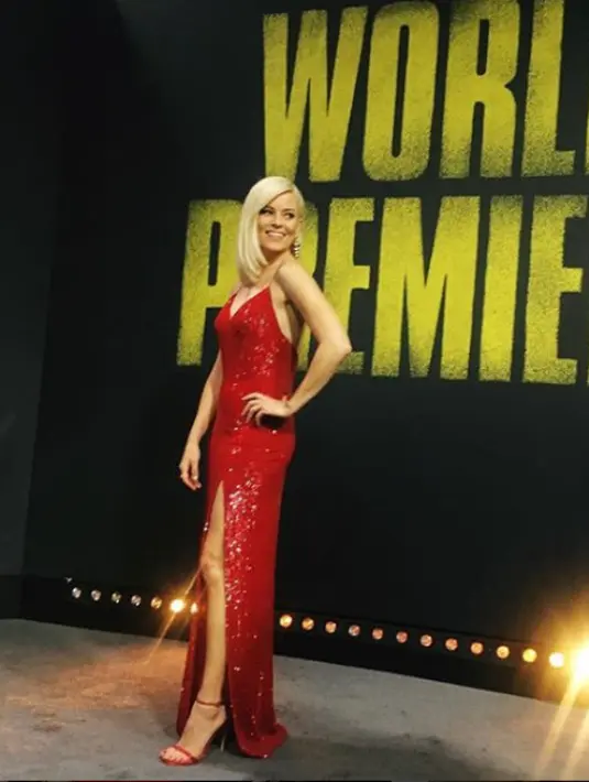 Elizabeth Banks menggunakan gaun sequin merah Jeffrey Dodd di premiere Pitch Perfect 3 (instagram/elizabethbanks)