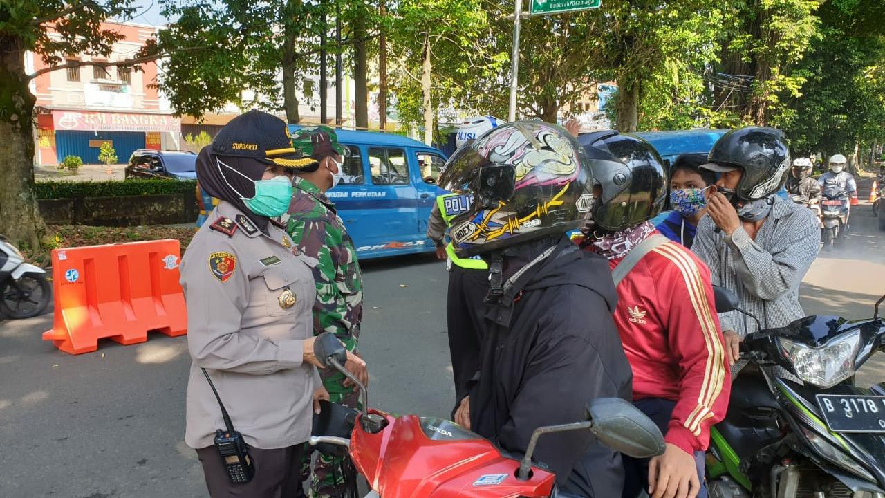 Polisi memperingatkan warga yang masih belumpatuh terhadap aturn PSBB. (Liputan6.com/Achamd Sudarno)