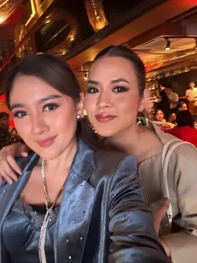 Meiska dan Raisa Andriana. (Foto: Dok. Koleksi Pribadi Meiska Adinda)
