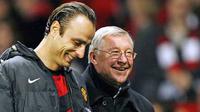 Striker MU, Dimitar Berbatov (kiri) berjalan bersama-sama manajernya Sir Alex Ferguson (kanan) seusai laga lawan Blackburn Rovers di Old Trafford, 31 Oktober 31, 2009. AFP PHOTO/Glyn Kirk