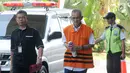 Mantan anggota DPRD Sumatera Utara Elezaro Duha (tengah) saat akan menjalani pemeriksaan di Gedung KPK, Jakarta, Senin (10/9). Elezaro diduga menerima suap terkait penyetujuan Laporan Pertanggungjawaban APBD 2012. (Merdeka.com/Dwi Narwoko)