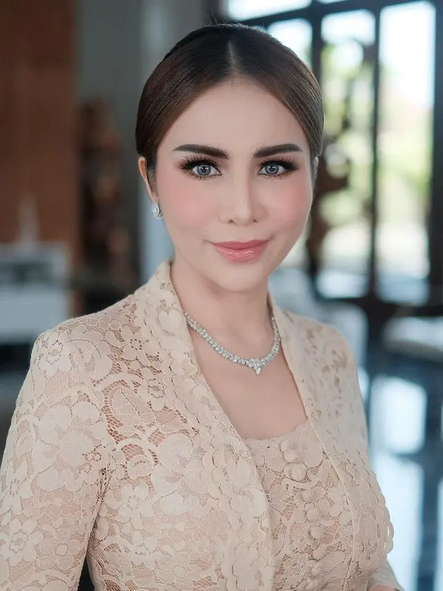 6 Potret Momo Geisha Berkebaya Hadiri Tedak Siten Keluarga Suami, Makin Memesona di Usia 37 Tahun