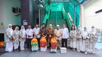 Menteri Ketenagakerjaan, Ida Fauziyah, menyerahkan Bantuan Bakti Sosial Ramadan 1444 Hijriah kepada Petugas Resepsionis, Driver Bus Jemputan Karyawan, Office Boy, Tim Security, Petugas Klinik Pratama, dan Marbot Masjid Abdul Latief Kemnaker.