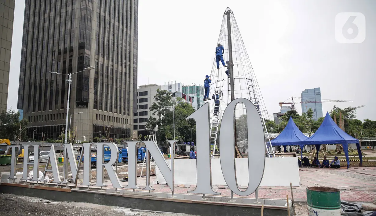 Pekerja memasang rangka pohon natal di Thamrin 10, Jakarta, Kamis (19/12/2019). Warga dapat melihat Christmas Tree pada 18-31 Desember 2019. yang dibuat dari bahan daur ulang botol dan kain perca dengan mengangkat nuansa Nusantara. (Liputan6.com/Faizal Fanani)