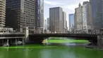 Sungai Chicago berwarna hijau jelang Hari Santo Patrick di Chicago, Amerika Serikat, Sabtu (13/3/2021). Wali Kota Lori Lightfoot membatalkan keputusan sebelumnya untuk tidak mewarnai Sungai Chicago pada tahun kedua karena pandemi virus corona COVID-19. (Pat Nabong/Chicago Sun-Times via AP)