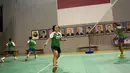 Siswa MILO School Competition 2015, mendapatkan pelatihan fisik dari juara ganda putra Olimpiade Atlanta 1996, Rexy Mainaky di Gedung Pelatnas PBSI, Cipayung, Rabu (25/11/2015). (Bola.com/Nicklas Hanoatubun)