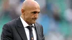 AS Roma's coach Luciano Spalletti leaves the pitch after his team was defeated by Siena 1-0 during their Italian Serie A football match on October 5, 2008 at Siena's Artemio Franchi Stadium. AFP PHOTO / FILIPPO MONTEFORTE 
