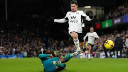 Pemain Fulham Manor Solomon (kanan) bertarung memperebutkan bola dengan pemain Wolverhampton Wanderers Nelson Semedo pada pertandingan sepak bola Liga Inggris di Stadion Craven Cottage, London, Inggris, 24 Februari 2023. Pertandingan berakhir imbang 1-1. (AP Photo/Kirsty Wigglesworth)