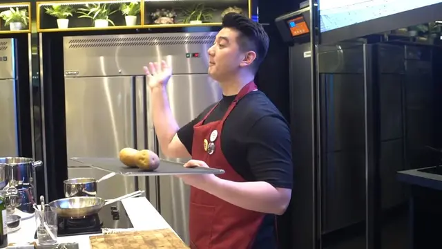 6 Potret Chef Arnold saat Ngajar Masak Buat Crazy Rich Surabayans