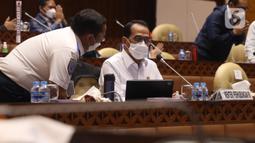 Menhub Budi Karya Sumadi berbincang disela Rapat Kerja dengan Komisi V DPR di Kompleks Parlemen Senayan, Jakarta, Rabu (2/6/2021). Rapat membahas pendahuluan Rencana Kerja Anggaran Kementrian/Lembaga (RKA K/L) dan Rencana Kerja Pemerintah (RKP) Tahun 2022. (Liputan6.com/Angga Yuniar)